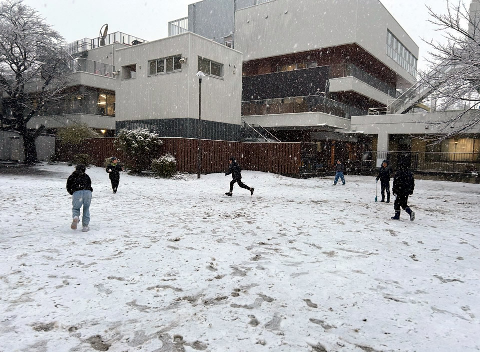 雪にはしゃぐ